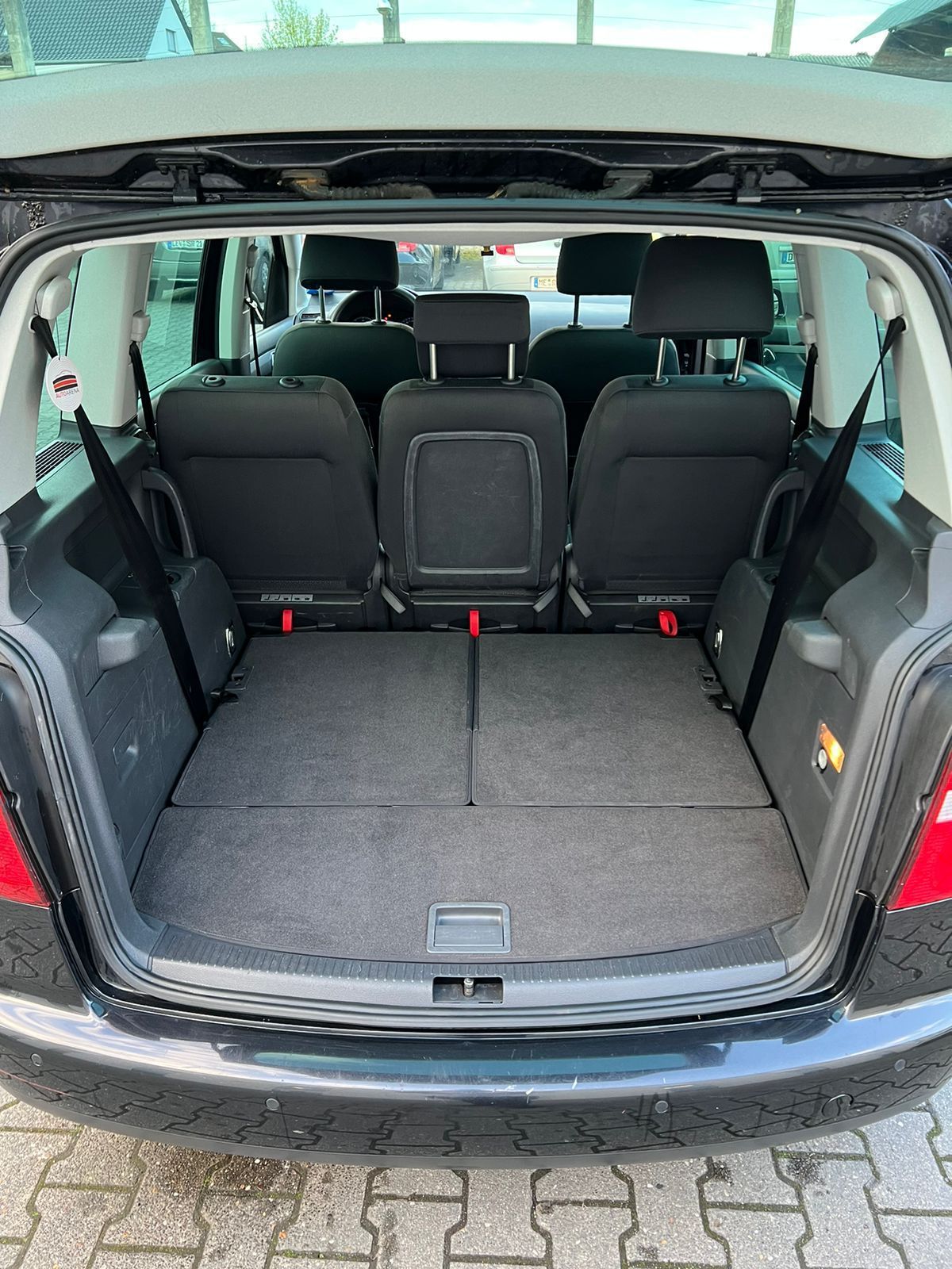 VW Touran-Van-Baujahr 2005-Schwarz-Kofferraum