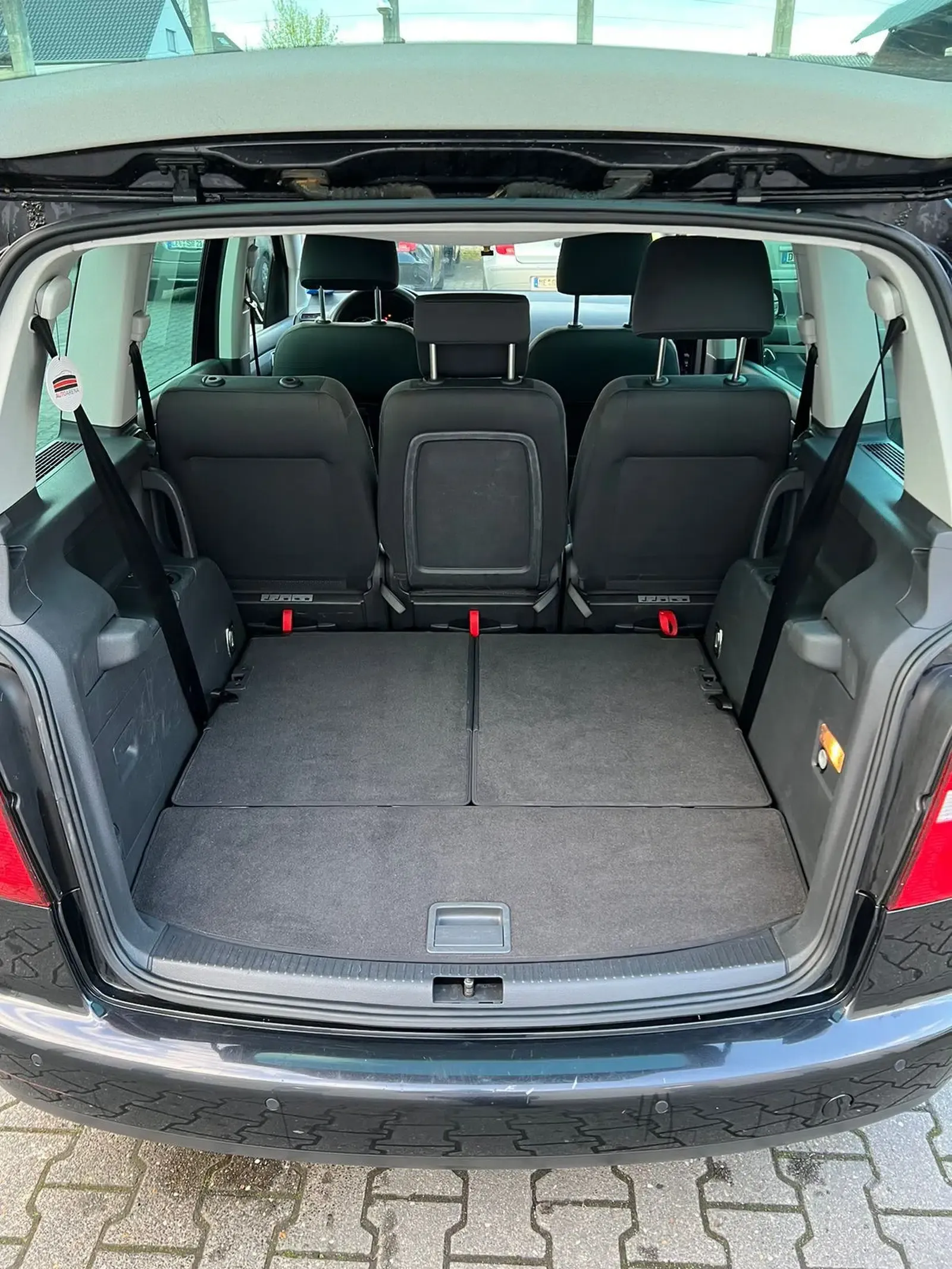 VW Touran-Van-Baujahr 2005-Schwarz-Kofferraum