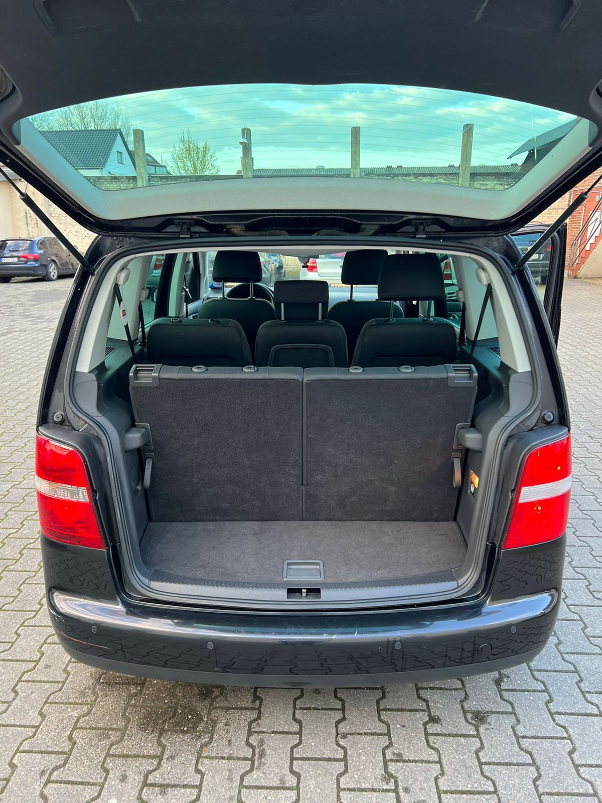 VW Touran-Van-Baujahr 2005-Schwarz-Kofferraum-Geteilt