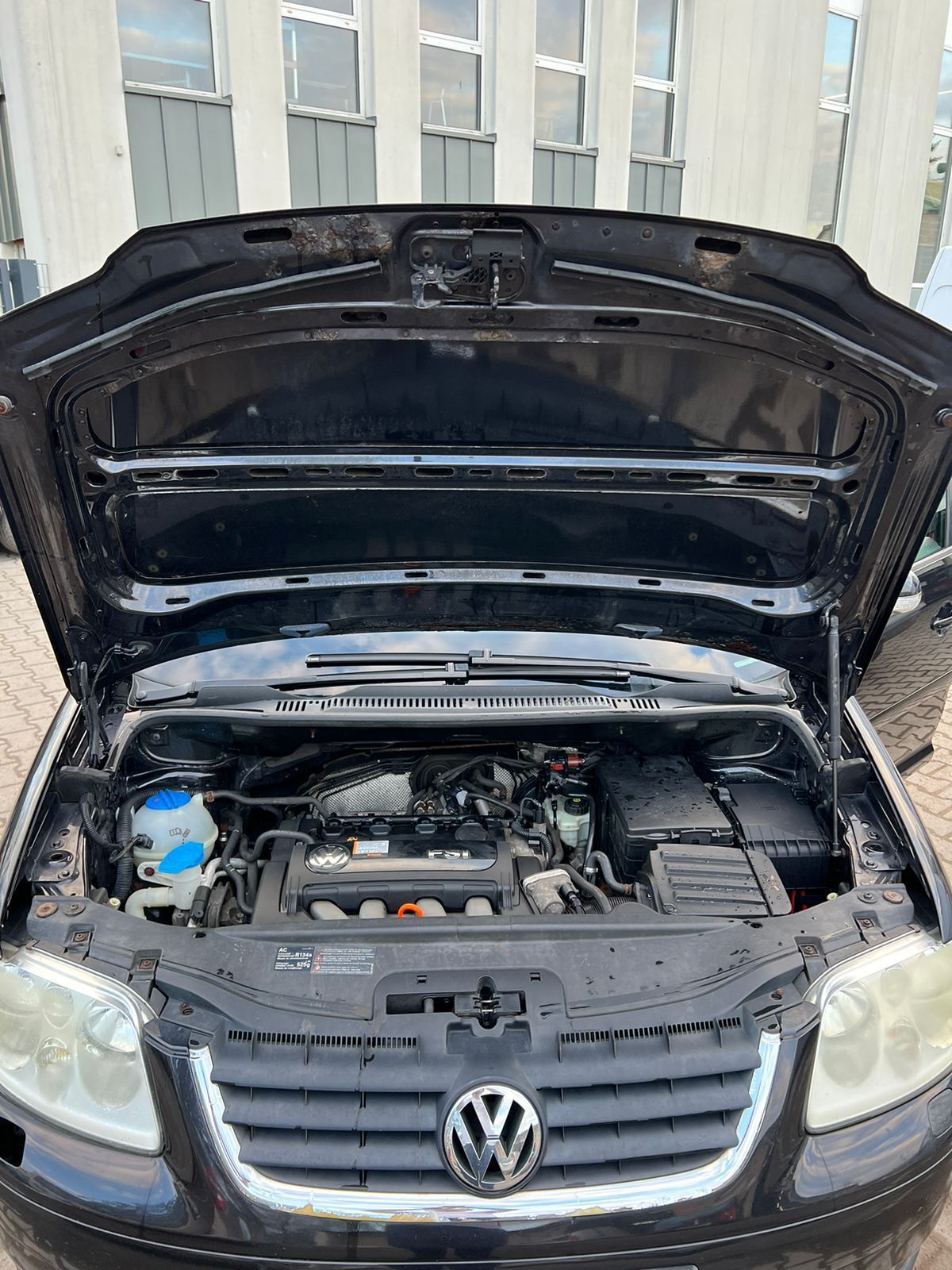 VW Touran-Van-Baujahr 2005-Schwarz-Motorhaube-Front