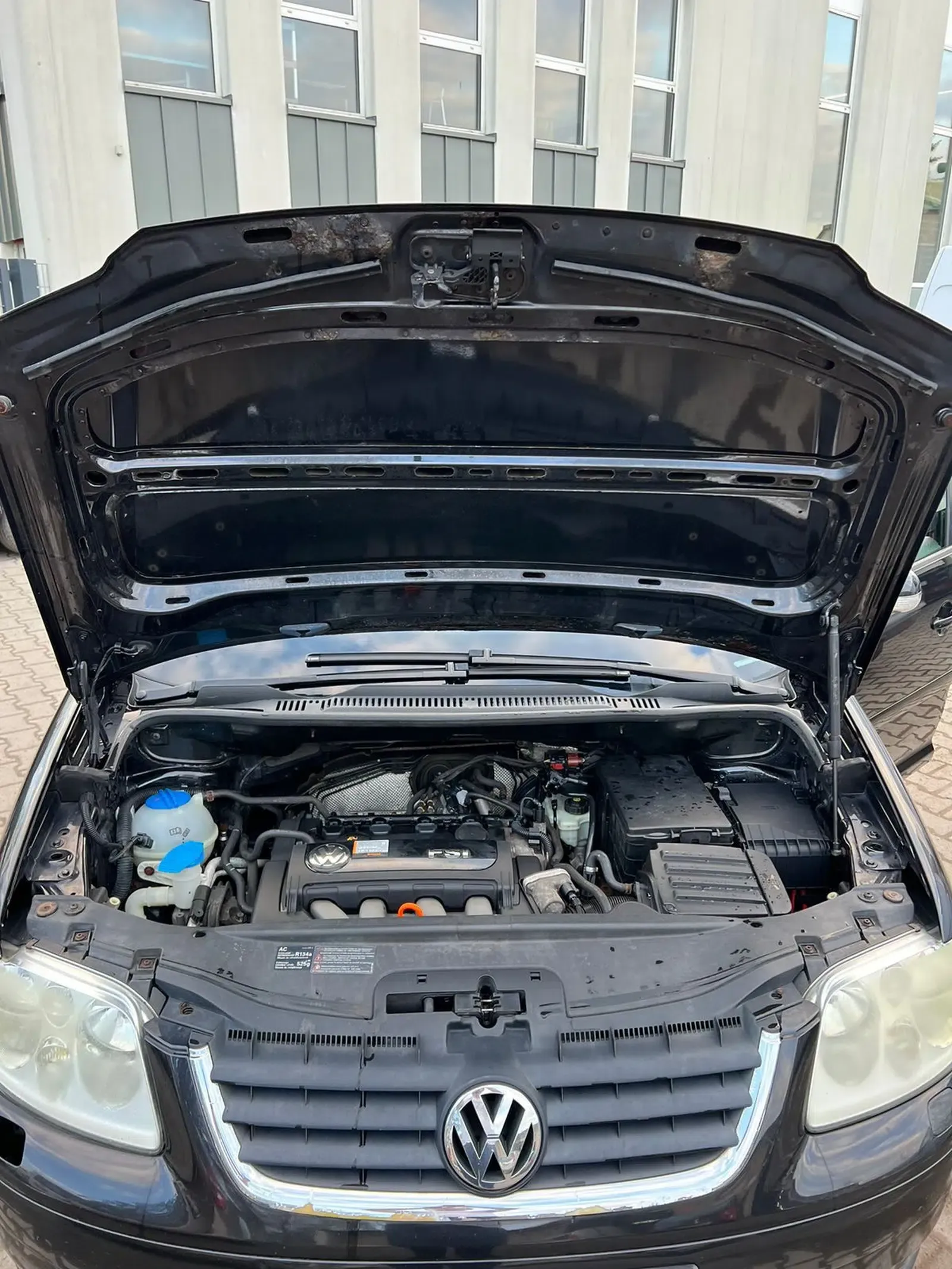 VW Touran-Van-Baujahr 2005-Schwarz-Motorhaube-Front