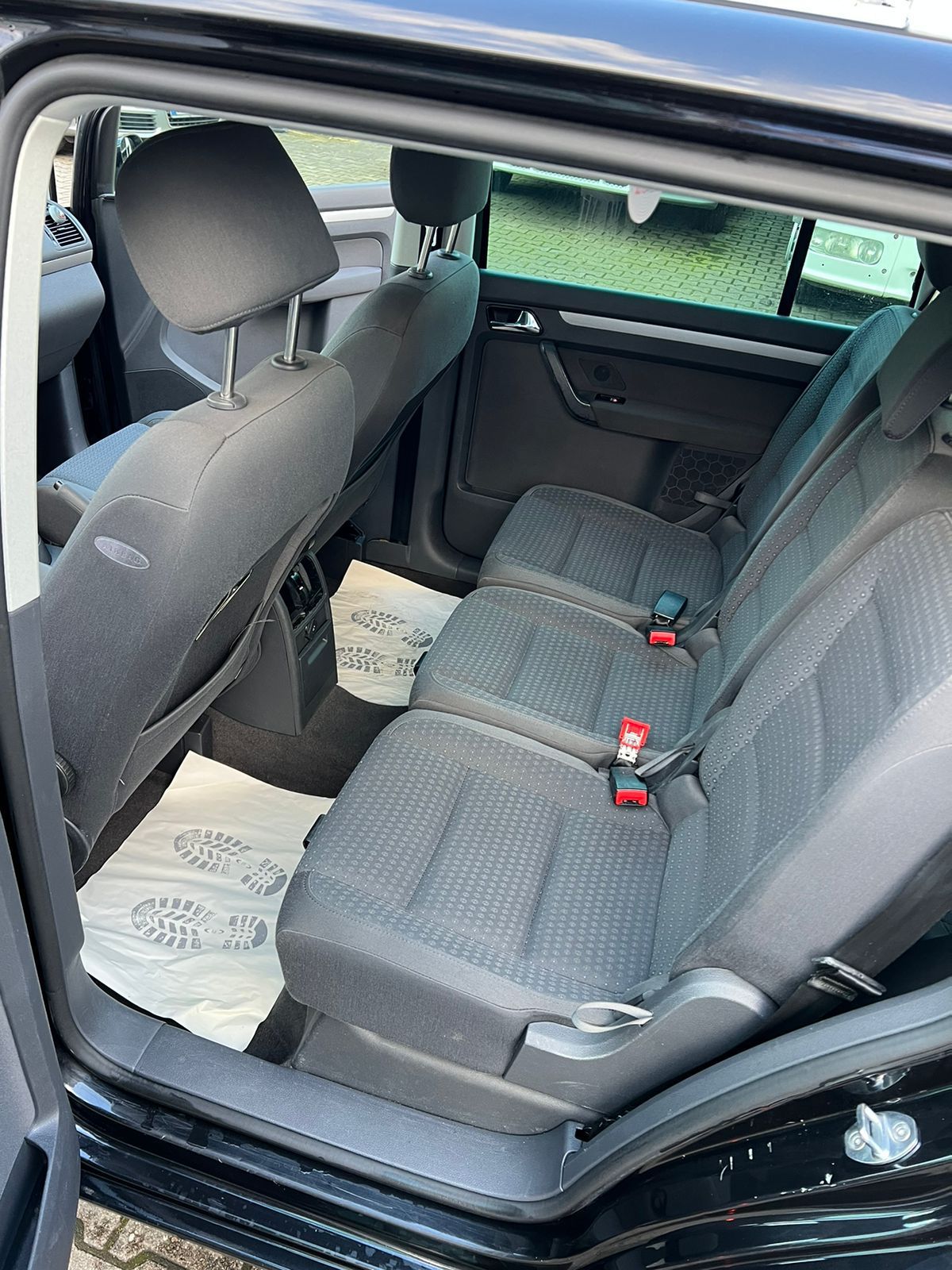 VW Touran-Van-Baujahr 2005-Schwarz-Sitze Heck