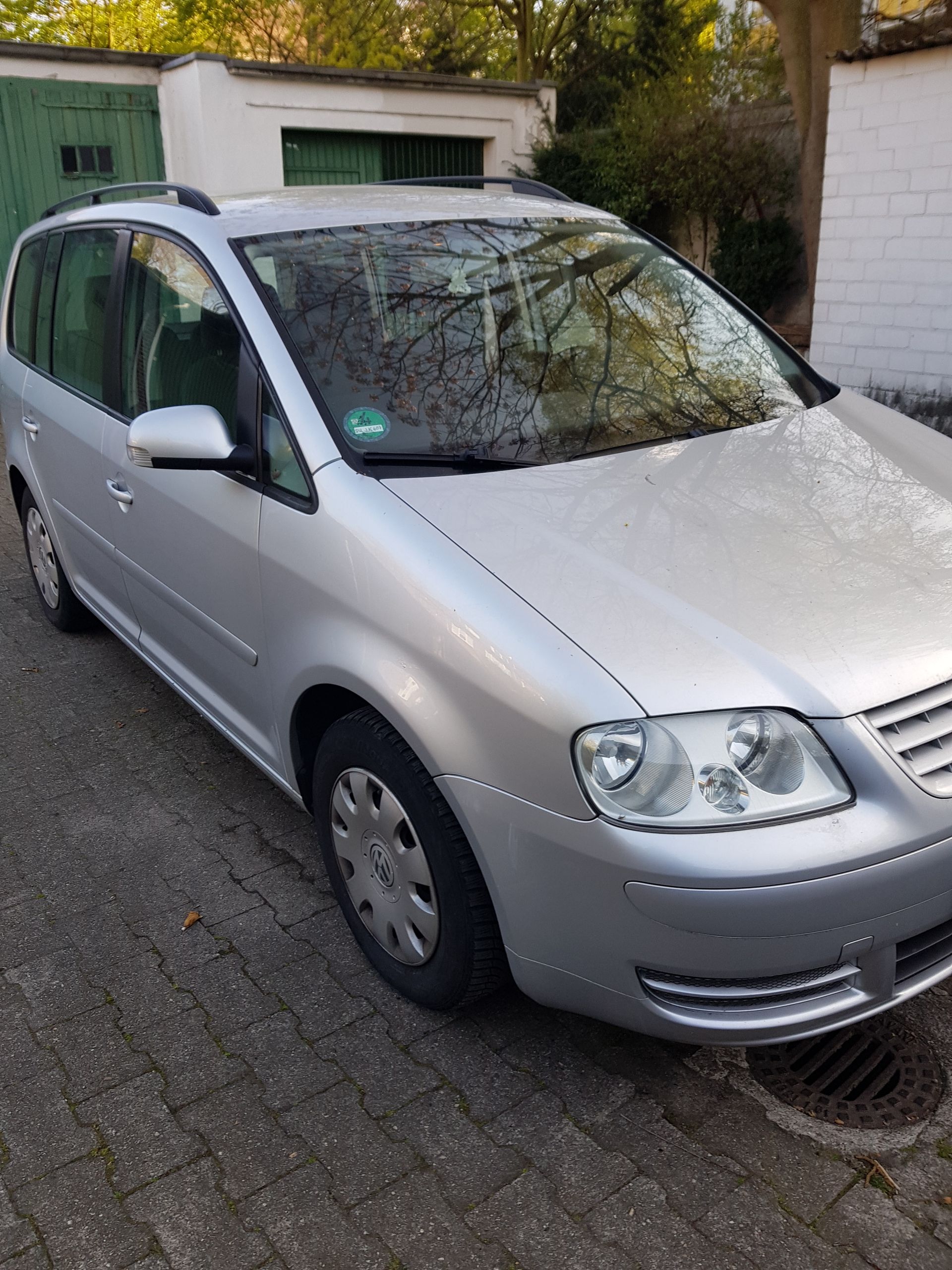 VW Touran-Van-Baujahr 2005-Silber-Beifahrerseite-Front