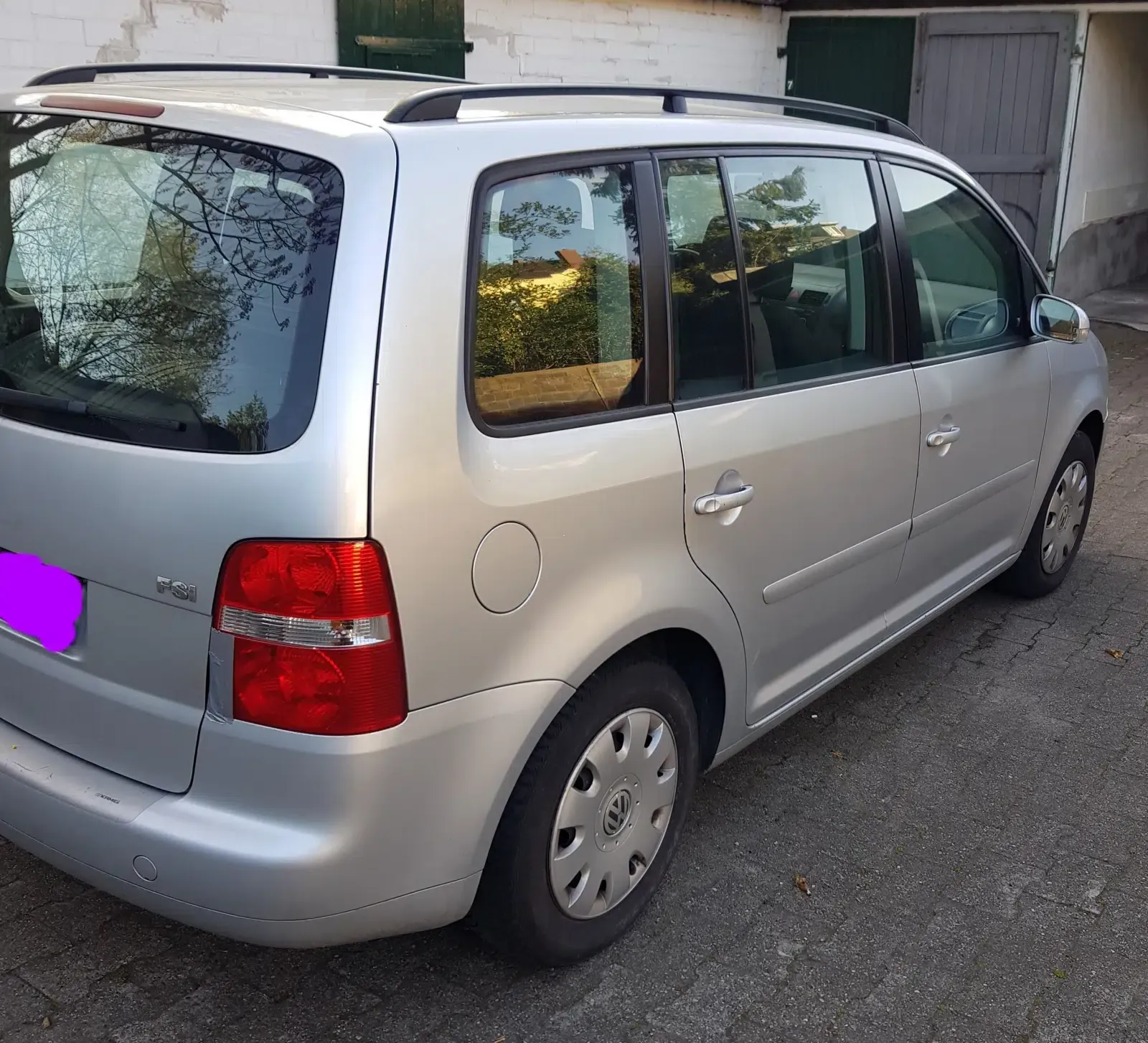 VW Touran-Van-Baujahr 2005-Silber-Beifahrerseite-Heck