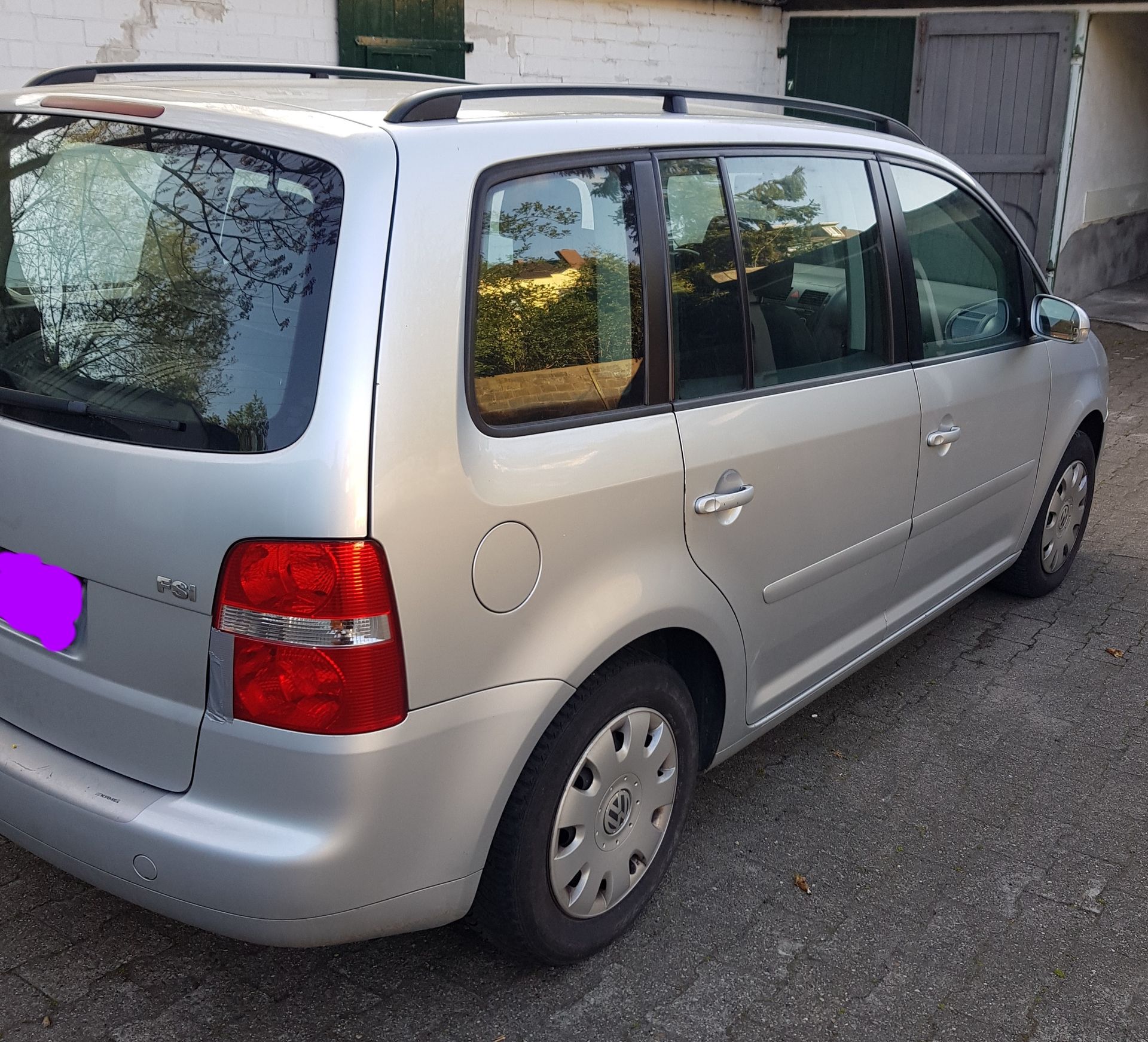 VW Touran-Van-Baujahr 2005-Silber-Beifahrerseite-Heck