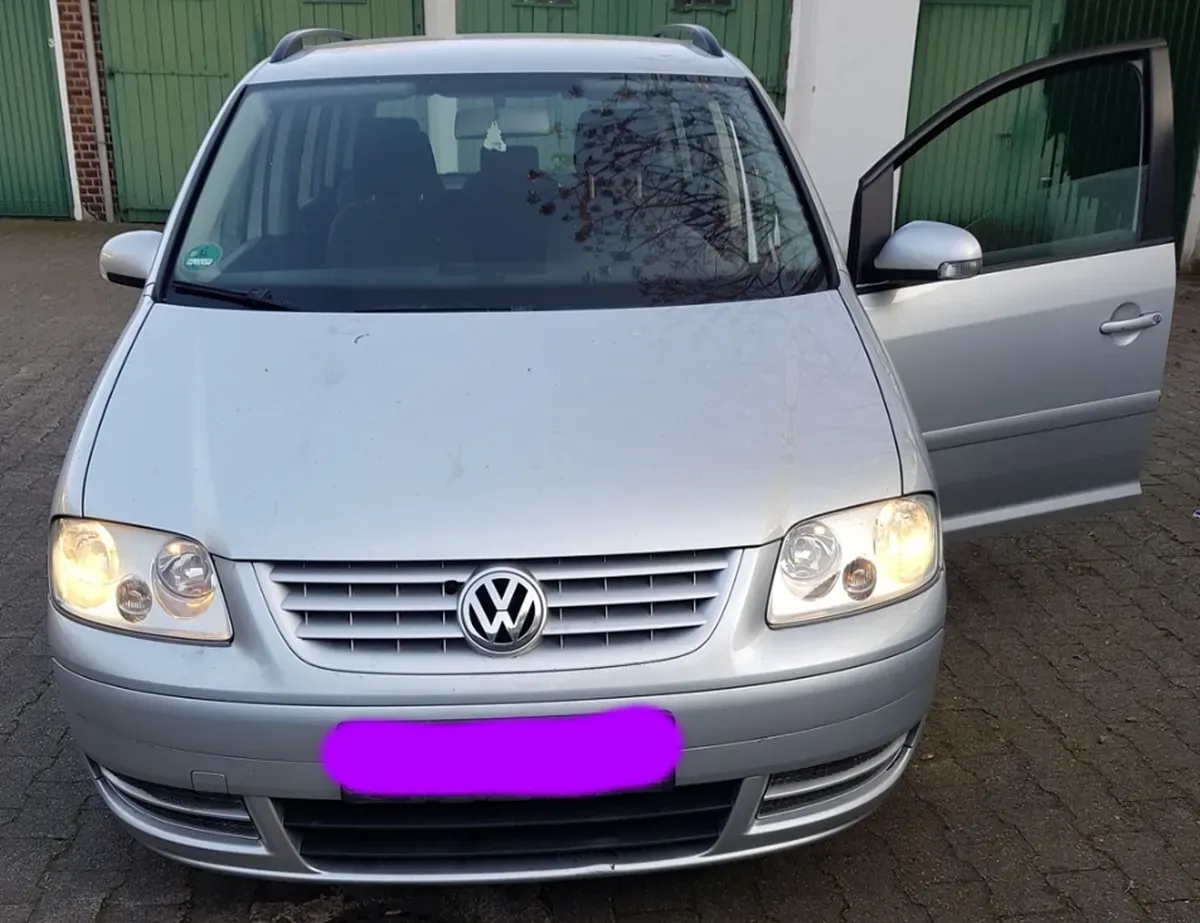 VW Touran Silber Baujahr 2005 Front Fahrer Tür ist auf