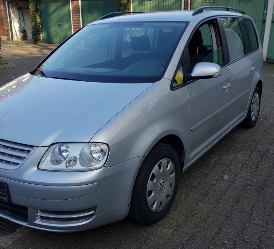 VW Touran-Van-Baujahr 2005-Silber-Front-Fahrerseite