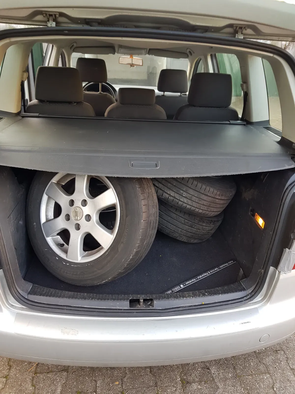 VW Touran Silber Baujahr 2005 Kofferraum auf liegen Reifen Felgen