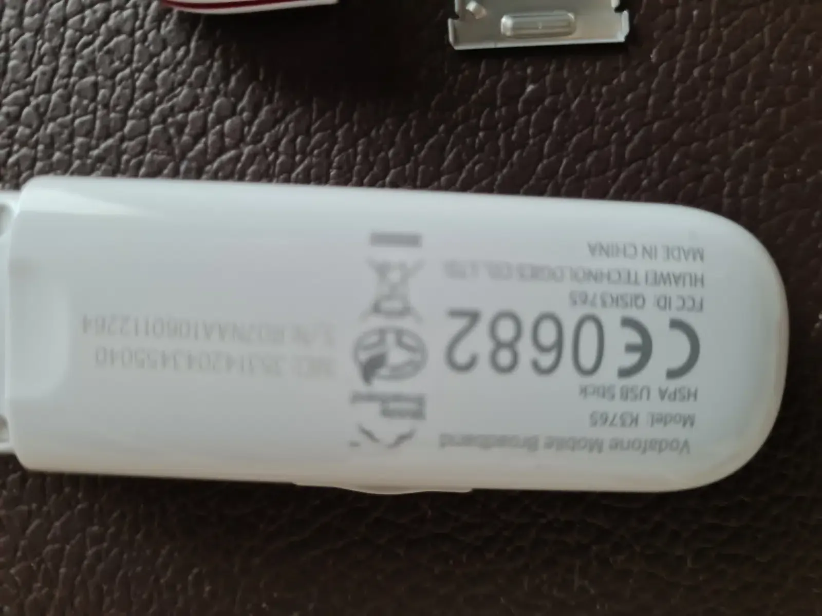 Vodafon-USB-Internet-Stick-Weiß-Kape-SD-Card-Stick-Rückseite