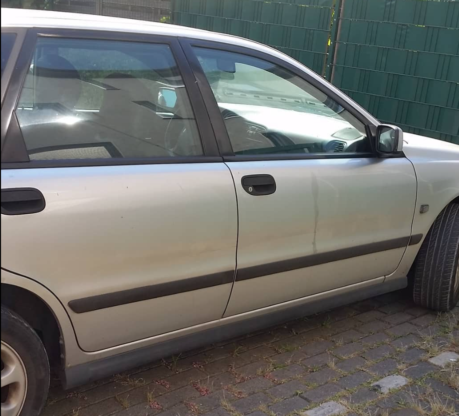 Volvo V40 Kombi Baujahr 2000-Silber-Beifahrerseite-Türen