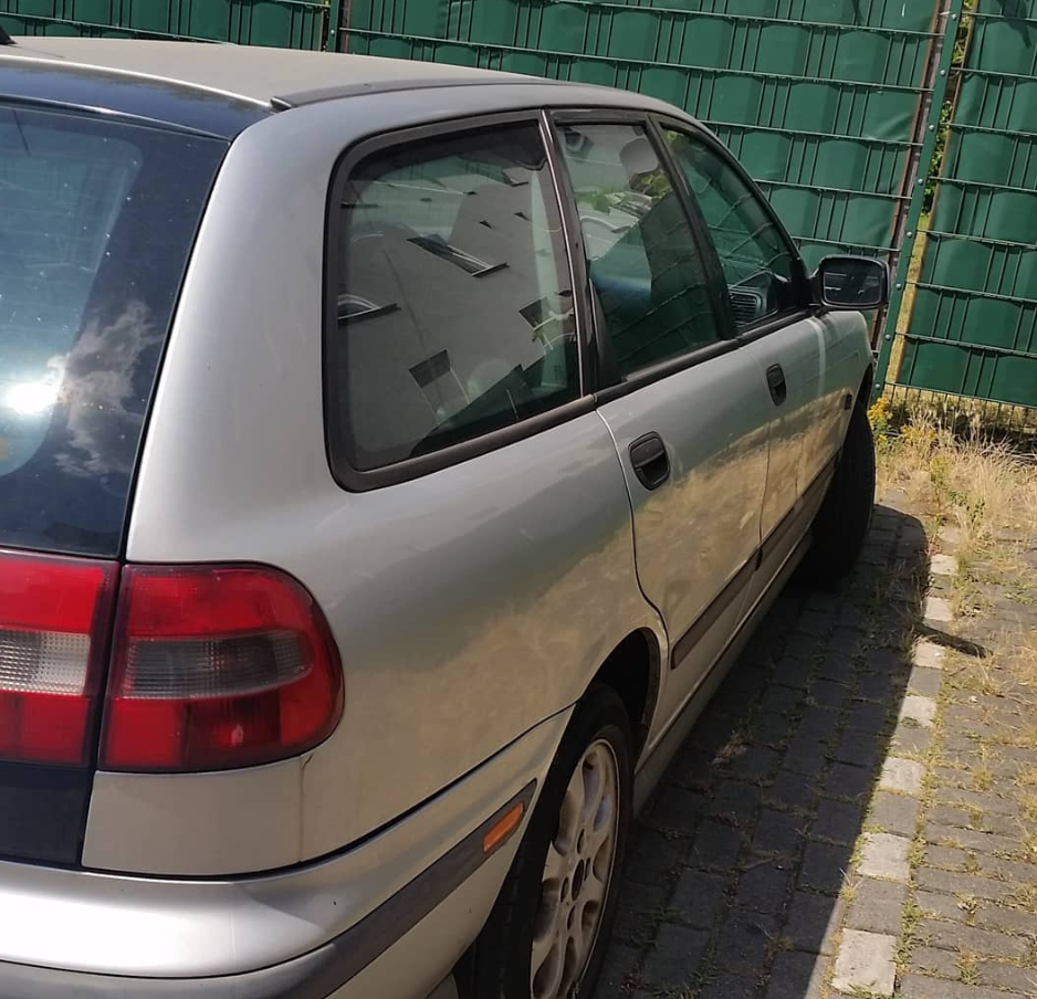 Volvo V40 Kombi Baujahr 2000-Silber-Heck