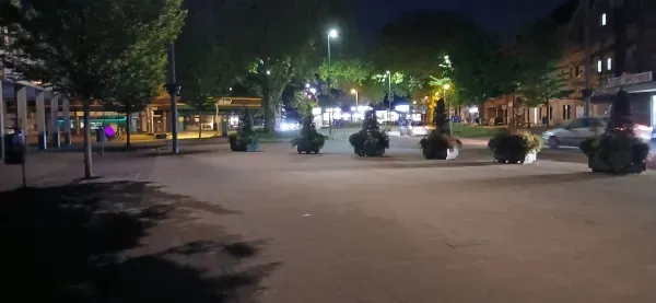 Abendlicher Blick auf den beleuchteten Marktplatz in Duisburg-Hamborn