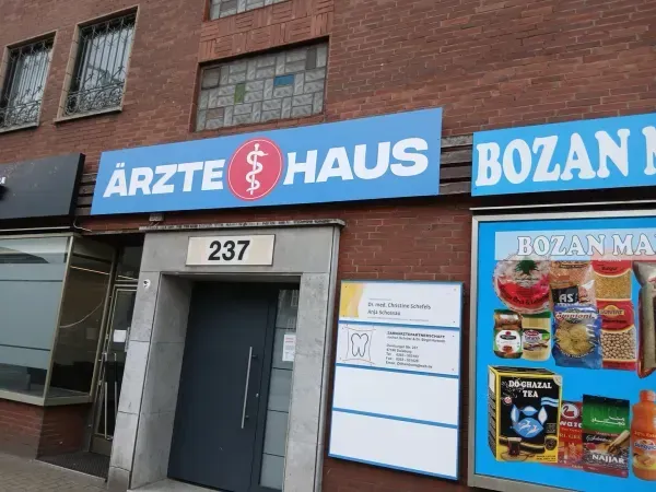 Ärztehaus in Duisburg-Hamborn mit Eingang und Hinweisschildern an der Fassade