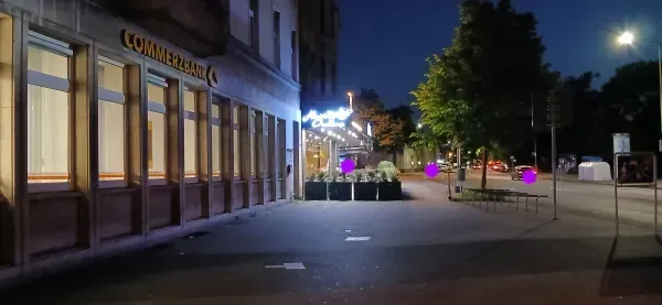 Restaurant Aladin Ocakbasi neben der Commerzbank in Duisburg-Hamborn bei Nacht.