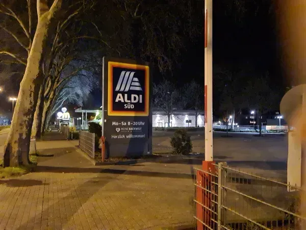 Aldi Süd Filiale in Duisburg-Hamborn bei Nacht mit beleuchtetem Parkplatz
