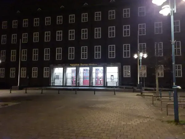 Amtsgericht Duisburg-Hamborn bei Nacht mit beleuchtetem Eingangsbereich
