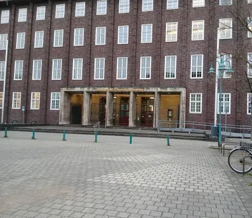 Eingang vom Amtsgericht Duisburg-Hamborn bei Tageslicht mit Vorplatz