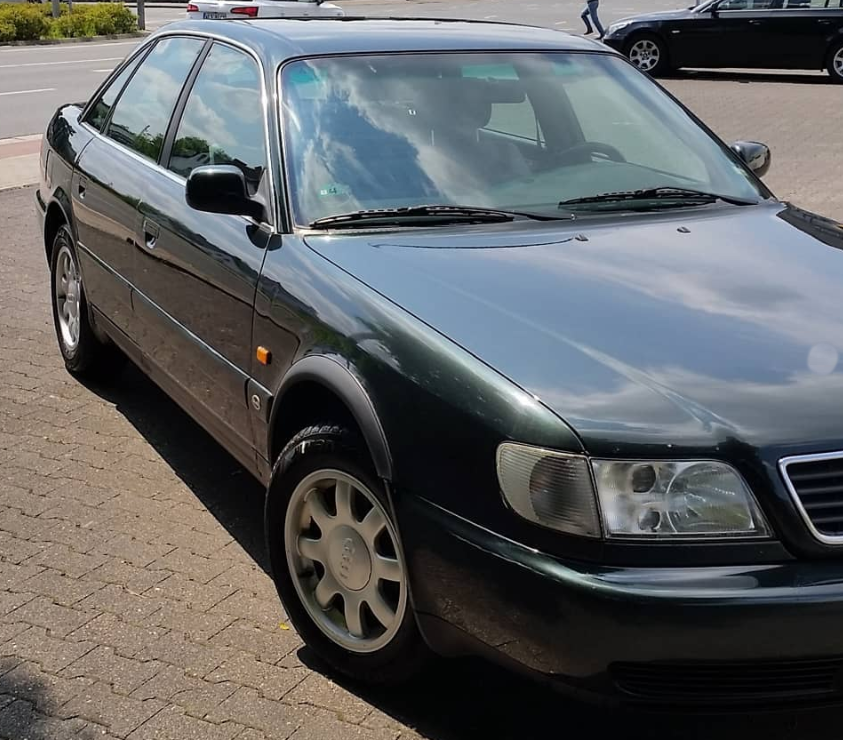 Audi A6-C5-Baujahr 2000-Grün-Motorraum-Motor