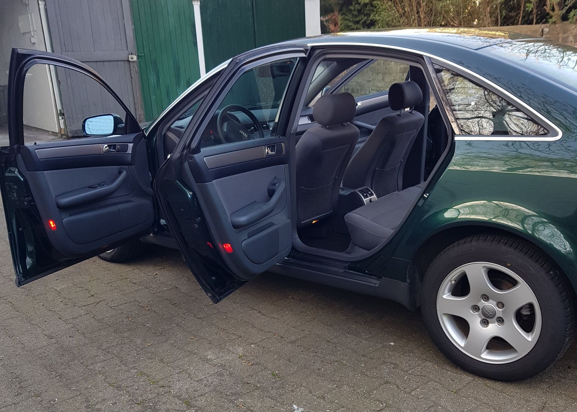 Audi A6-C5-Baujahr 2000-Grün-Fahrerseite-Türen Offen