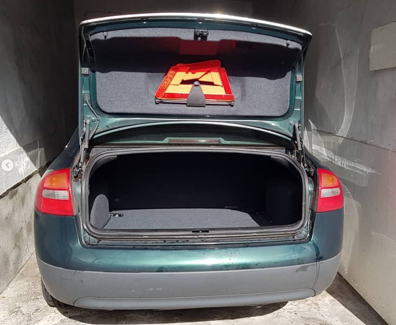 Audi A6-C5-Baujahr 2000-Grün-Kofferraum Offen