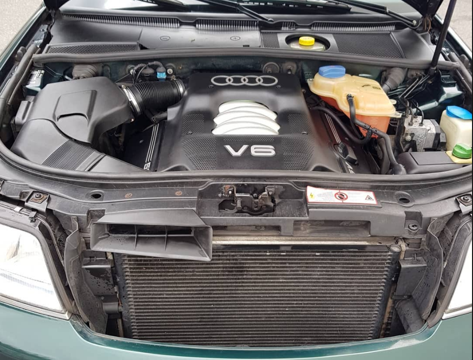 Audi A6-C5-Baujahr 2000-Grün-Motorraum-Motor