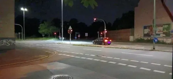 Auffahrt zur Autobahn Richtung Dinslaken in Duisburg bei Nacht.