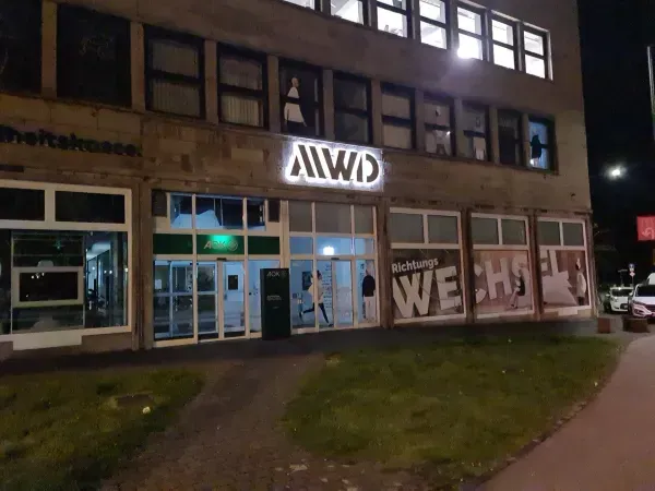 AWD und AOK Gebäude in Duisburg-Hamborn bei Nacht mit beleuchtetem Eingang