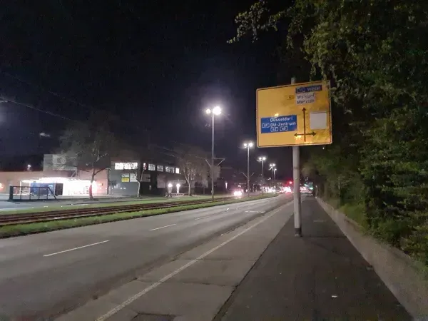 B8 in Duisburg-Hamborn bei Nacht mit Straßenschild und beleuchteter Fahrbahn