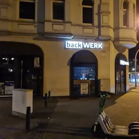 BackWerk Filiale in Duisburg-Hamborn bei Nacht mit beleuchtetem Eingang