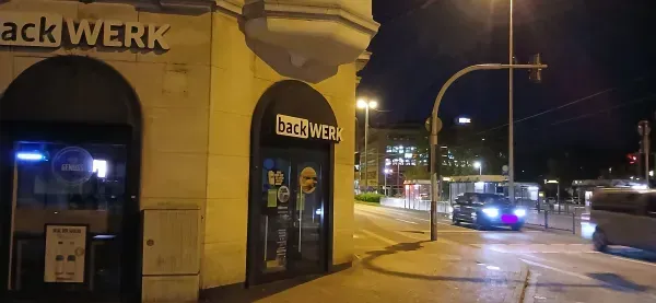 BackWerk Filiale an der Hauptstraße in Duisburg-Hamborn bei Nacht.
