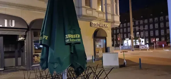 BackWerk Filiale mit Außenbereich in Duisburg-Hamborn bei Nacht.