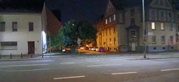 Seitenstraße mit Wohnhäusern und parkenden Autos in Duisburg-Hamborn bei Nacht.