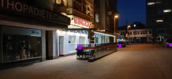 Restaurant Bugaz Süd am Hamborner Marktplatz in Duisburg bei Nacht.