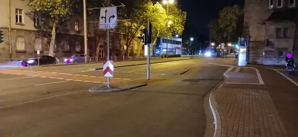 Bushaltestelle am Rathaus Hamborn in Duisburg bei Nacht.