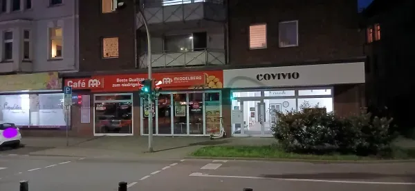 Cafe MS und Covivio Büro in Duisburg-Hamborn bei Nacht.