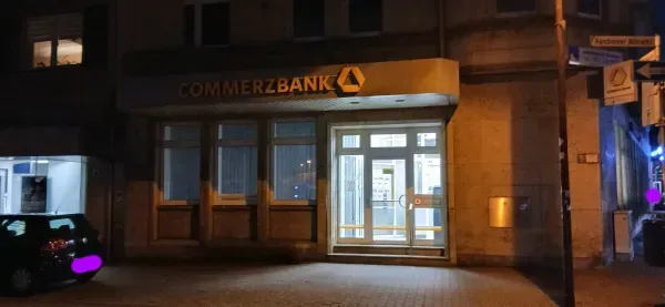 Commerzbank Filiale am Hamborner Marktplatz bei Nacht.