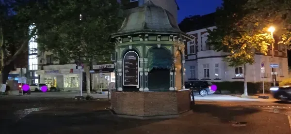 Döner-Pavillon auf dem Hamborner Marktplatz bei Nacht.
