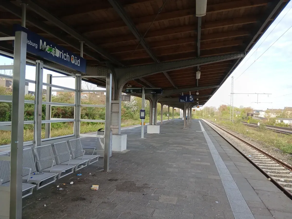 Sitzplätze und Bahnsteig am Bahnhof Duisburg Meiderich.