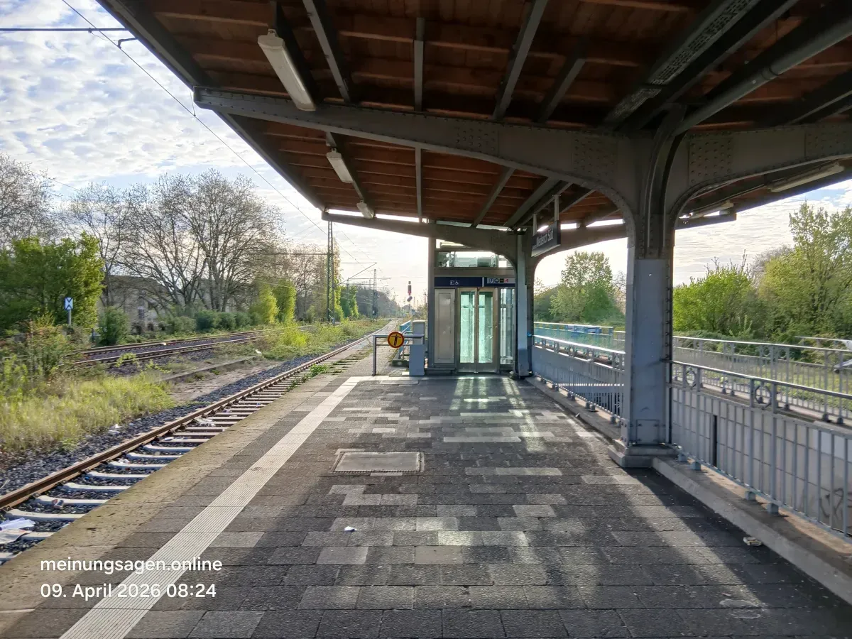 Aufzug und Bahnsteig am Bahnhof Duisburg Meiderich.