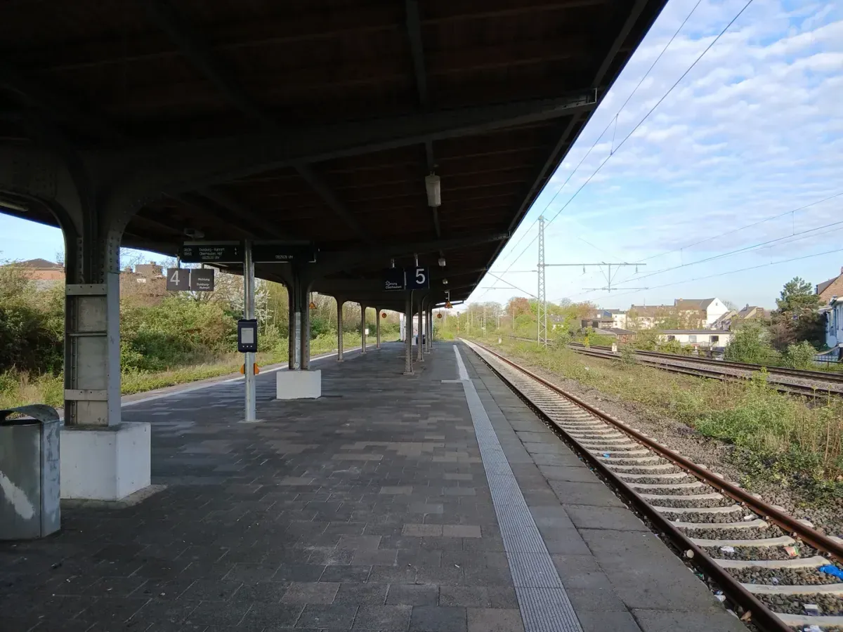 Bahnsteig und Gleise in Duisburg Meiderich.