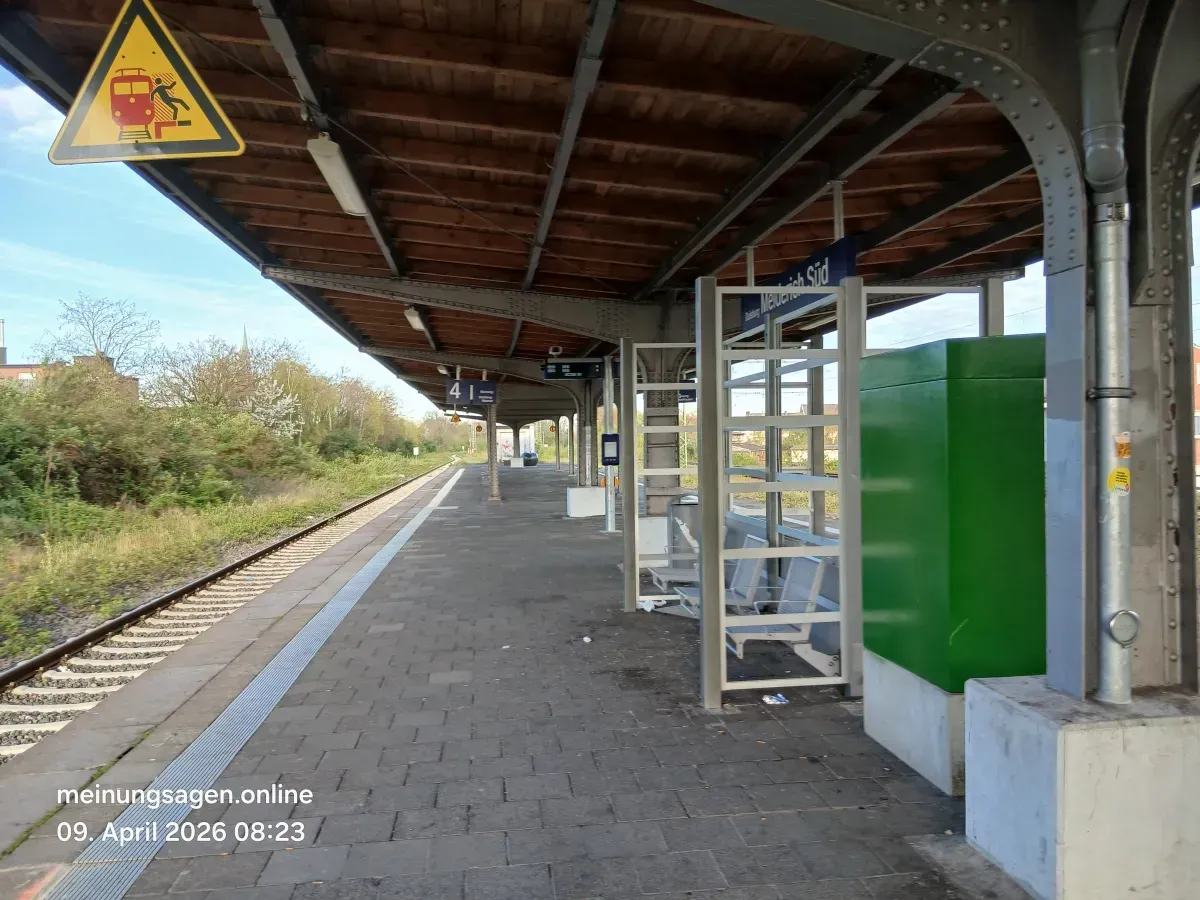 Bahnsteig am Bahnhof Duisburg Meiderich.