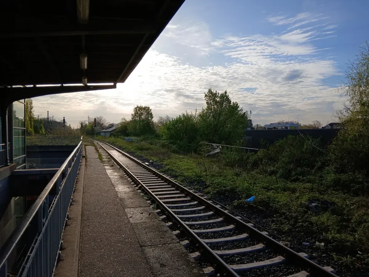 Bahngleise am Bahnhof Duisburg Meiderich.