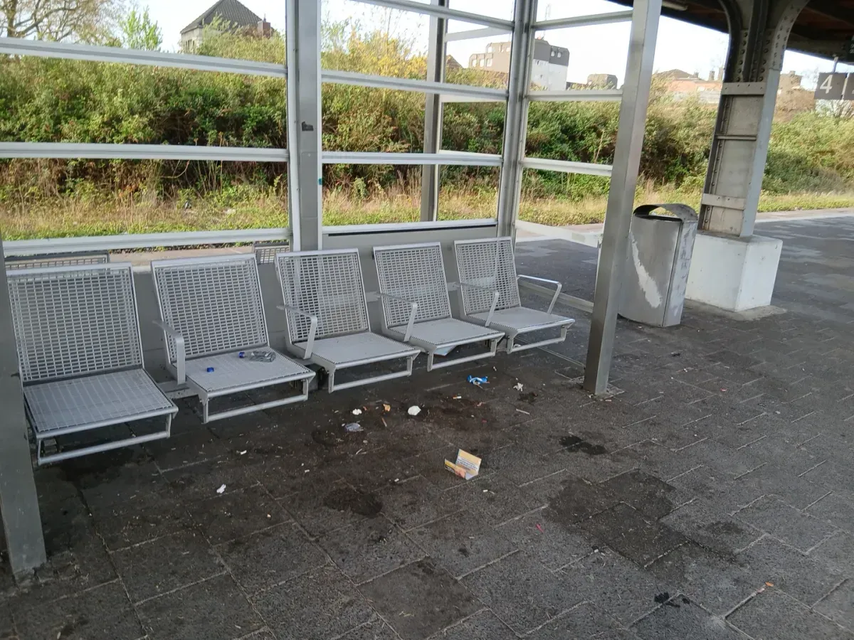 Sitzbank und Wartebereich am Bahnhof Duisburg Meiderich.