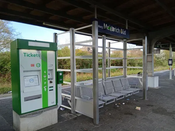 Ticketautomat und Wartebereich am Bahnhof Duisburg-Meiderich.