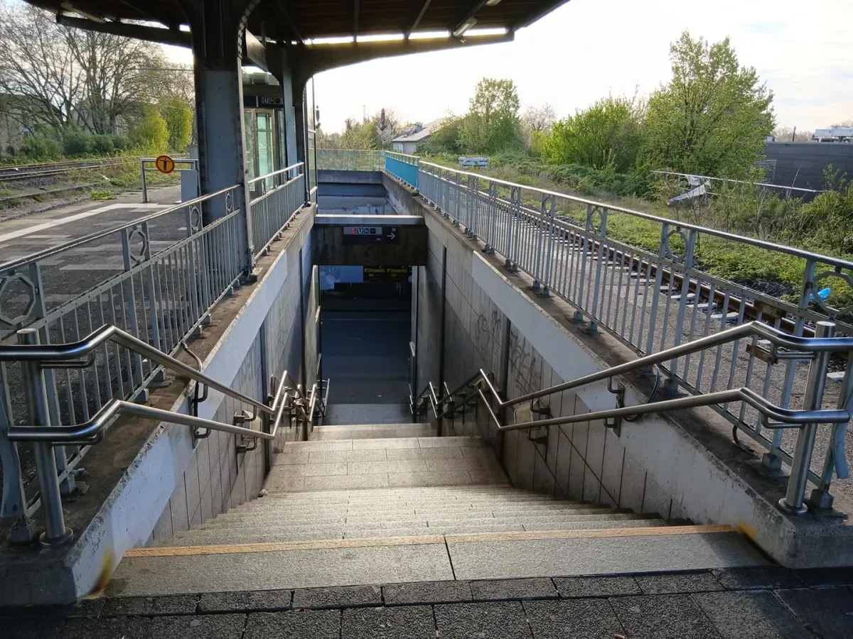 Treppeneingang am Bahnhof Duisburg Meiderich.