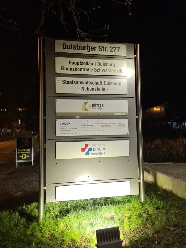 Firmenschild an der Duisburger Straße 277 in Duisburg-Hamborn bei Nacht