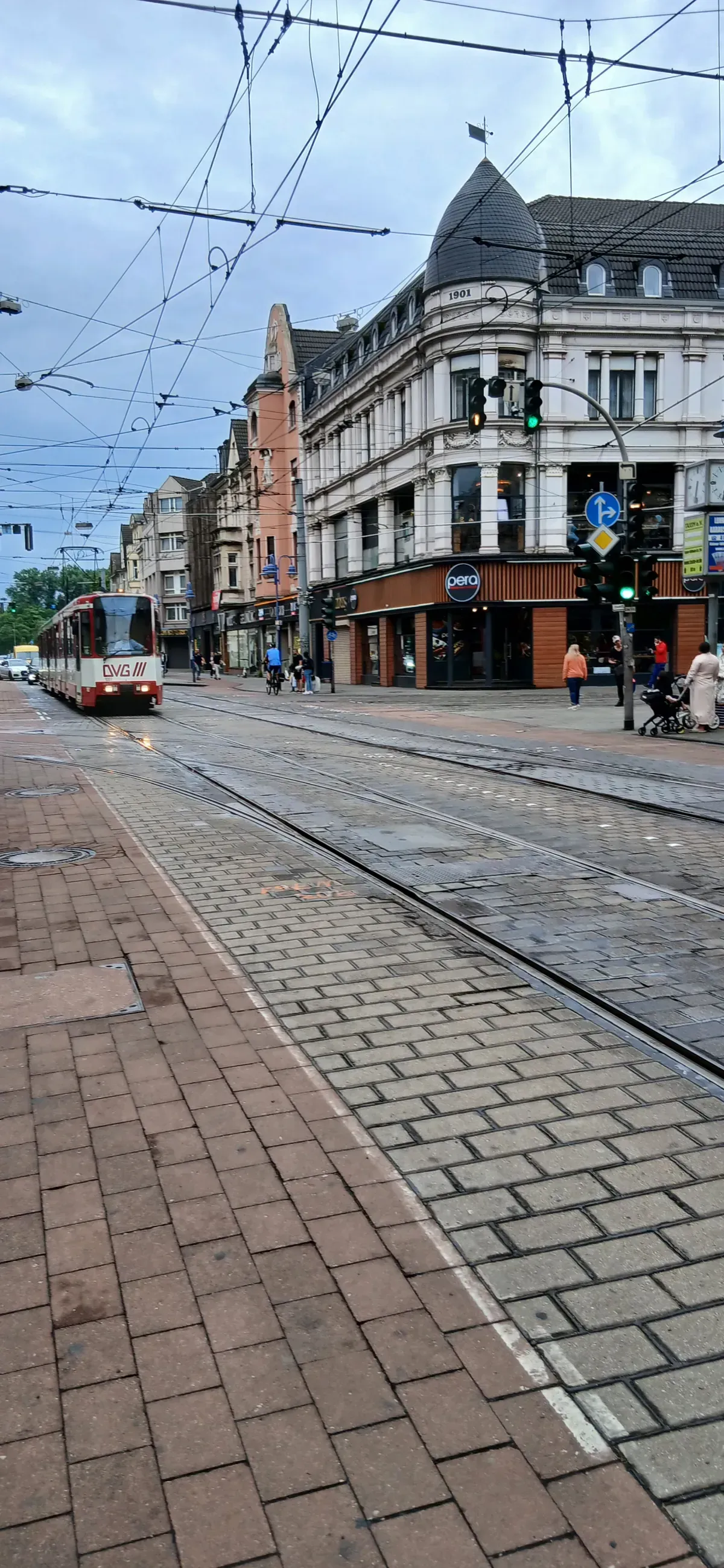 Straßenbahn in Duisburg mit Fahrgästen, die auf die nächste Bahn umsteigen müssen.