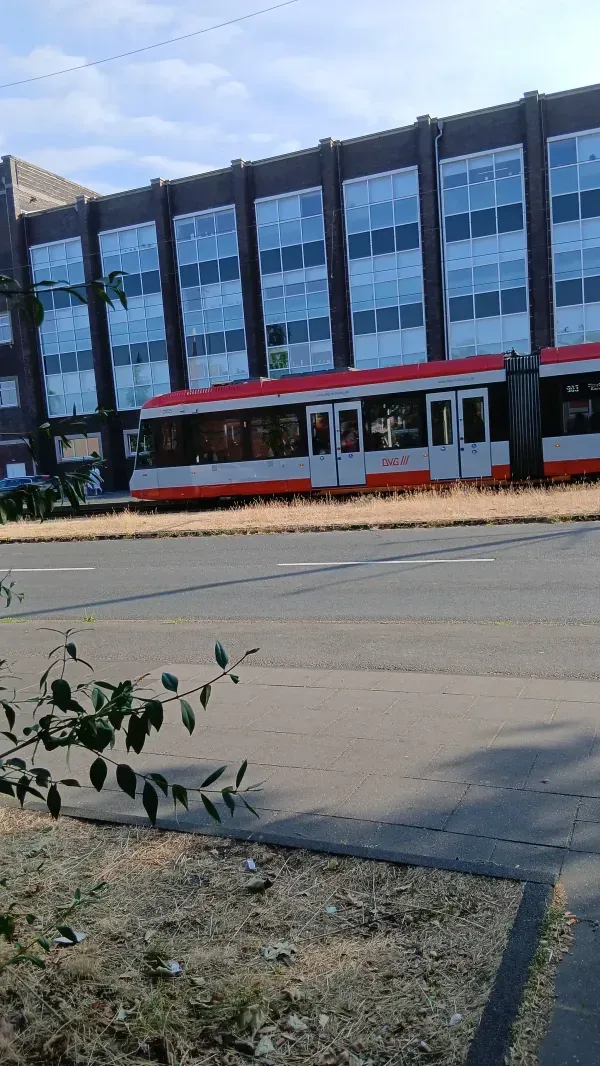 Umgebung des Jobcenters Duisburg an der Walther-Rathenau-Straße mit Parkplatz und Straßenbahn