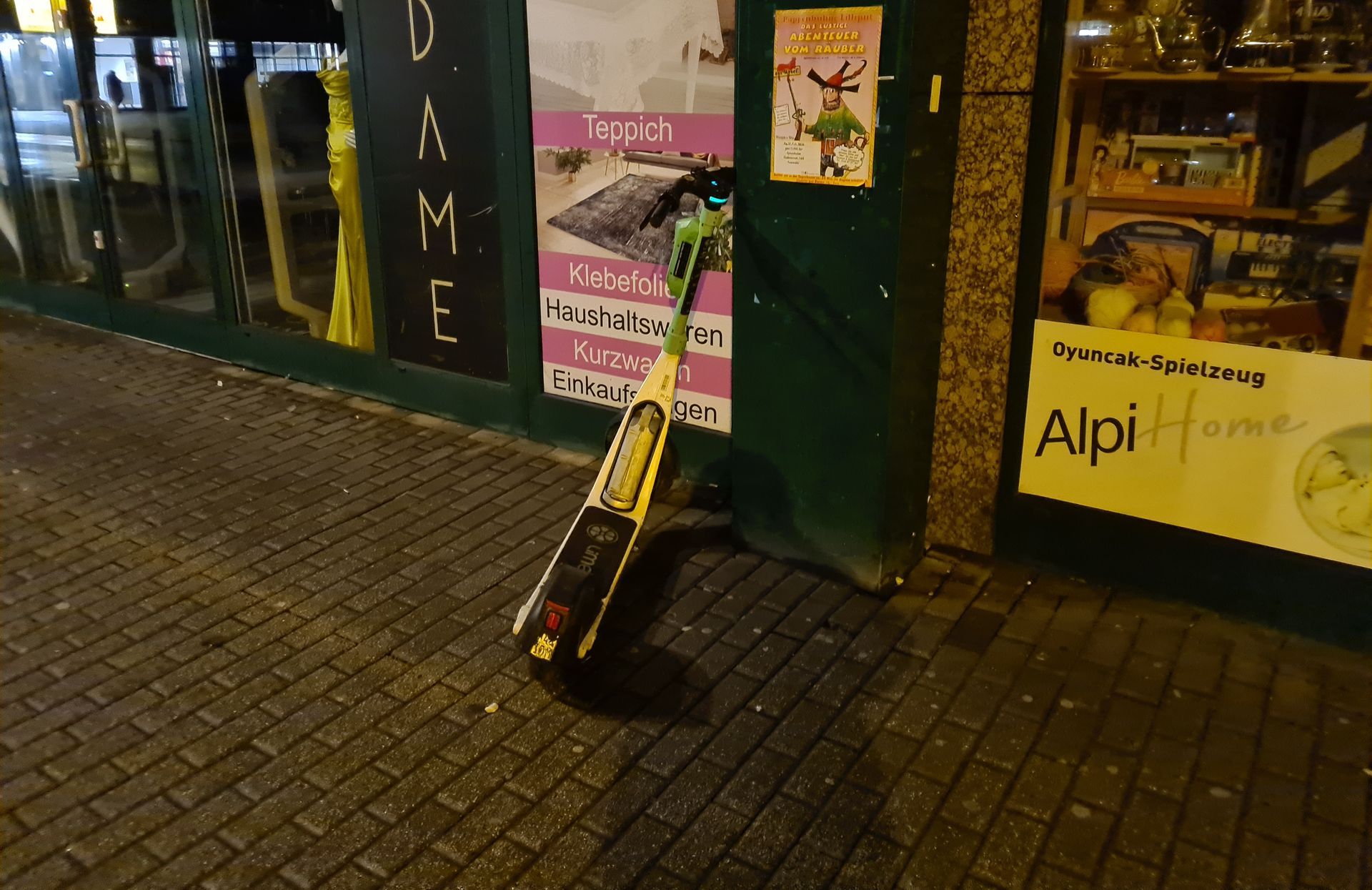 e-bike-am-gehweg-lsteht-neben-laden