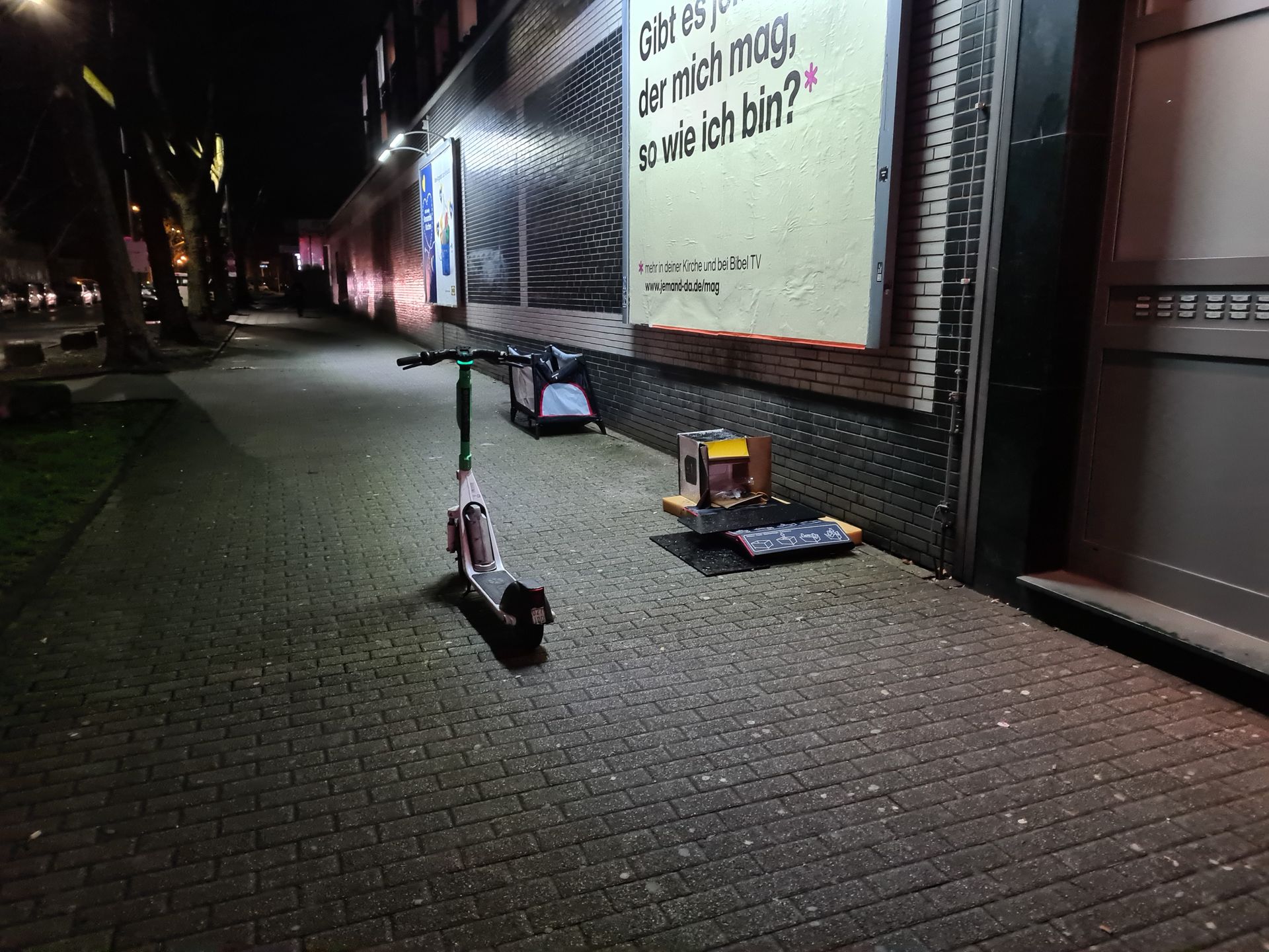 e-bike-am-gehweg-mitten-drin